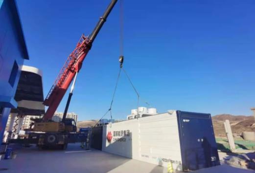 正在吊裝的中集氫能70兆帕撬裝全集成加氫站設(shè)備.jpg 正在吊裝的中集氫能70兆帕撬裝全集成加氫站設(shè)備.jpg