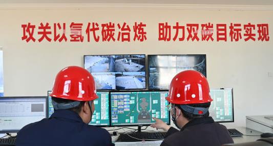 圖為研發工作人員監測試驗過程。  牛春富 攝.jpg