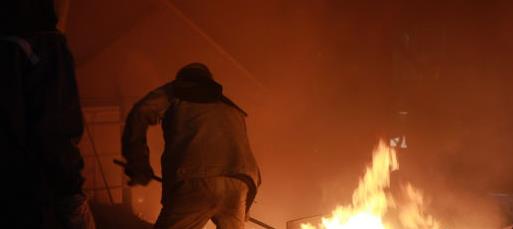 圖為工人正在試驗高爐出鐵現場進行操作。   田征 攝.jpg