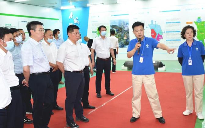 在愛德曼氫能源裝備有限公司，蘇永忠與企業(yè)負(fù)責(zé)人深入交流