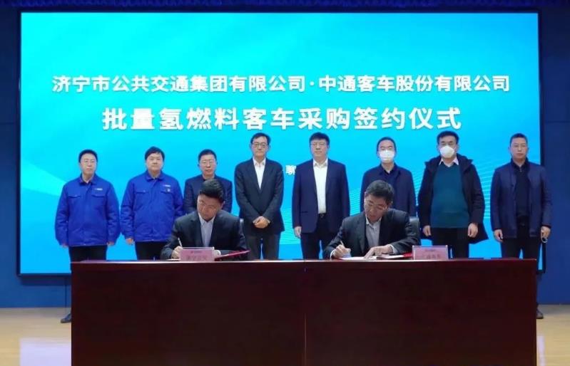 濟寧市公交集團董事長馬中閣(左)與中通客車董事長李百成(右)簽訂協議.jpg