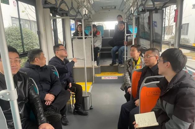 成都市經(jīng)信局領(lǐng)導(dǎo)一行實地調(diào)研成都新研并試乘氫能公交.jpg 成都市經(jīng)信局領(lǐng)導(dǎo)一行實地調(diào)研成都新研并試乘氫能公交.jpg