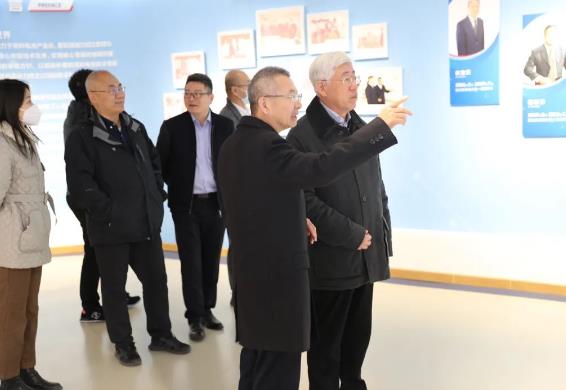 中國國際經(jīng)濟(jì)交流中心副理事長韓永文一行到新源動力調(diào)研工作.jpg 中國國際經(jīng)濟(jì)交流中心副理事長韓永文一行到新源動力調(diào)研工作.jpg