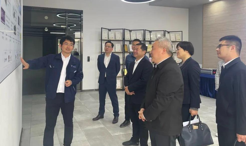 浙江省經(jīng)信廳二級(jí)巡視員、投資處處長胡震濤領(lǐng)導(dǎo)一行蒞臨鋒源氫能調(diào)研.jpg
