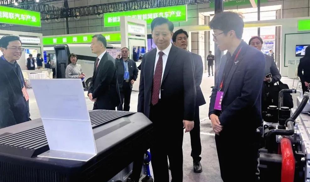 安徽省蚌埠市委書記黃曉武一行蒞臨天能氫電展臺前參觀指導.jpg