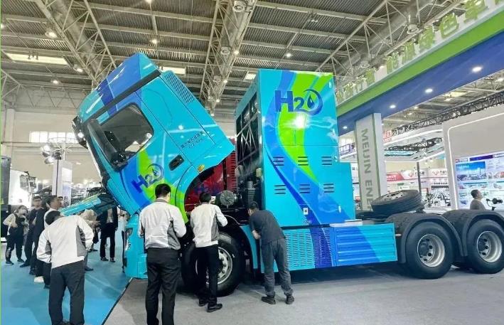 美錦氫燃料電池自動(dòng)駕駛重卡閃耀全場.jpg