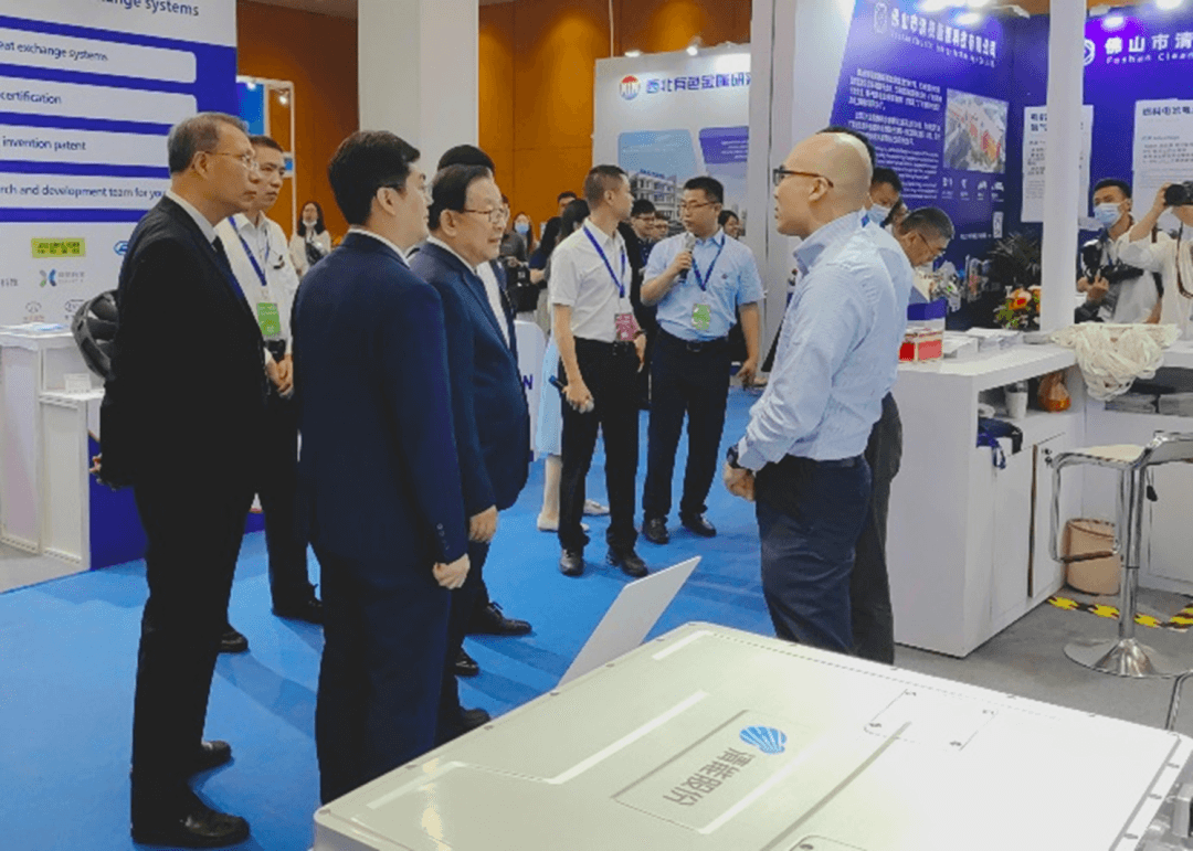 萬鋼主席蒞臨清能股份展位了解石墨金屬復合雙極板技術.png
