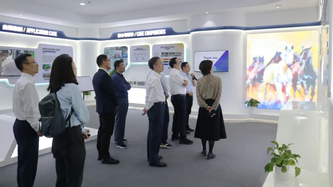 江蘇省發改委副主任高清一行調研常州翊邁.jpg 江蘇省發改委副主任高清一行調研常州翊邁.jpg