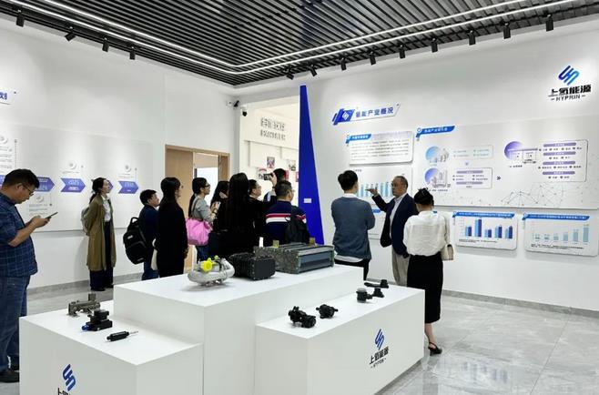 盈科創(chuàng)團(tuán)隊(duì)攜多家知名投資機(jī)構(gòu)拜訪上海上氫實(shí)控人.jpg 盈科創(chuàng)團(tuán)隊(duì)攜多家知名投資機(jī)構(gòu)拜訪上海上氫實(shí)控人.jpg