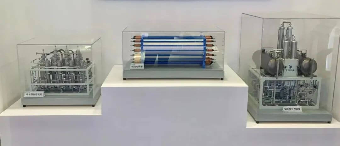 展臺上天擎堿性電解槽、氣液分離和純化系統.jpg