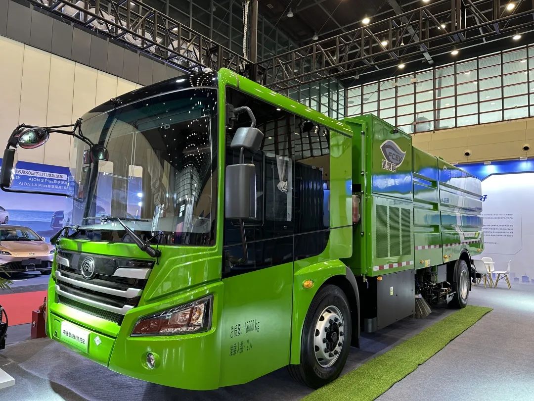 “氫”裝上陣!宇通環(huán)衛(wèi)氫燃料車亮相鄭州新能源汽車展.jpg