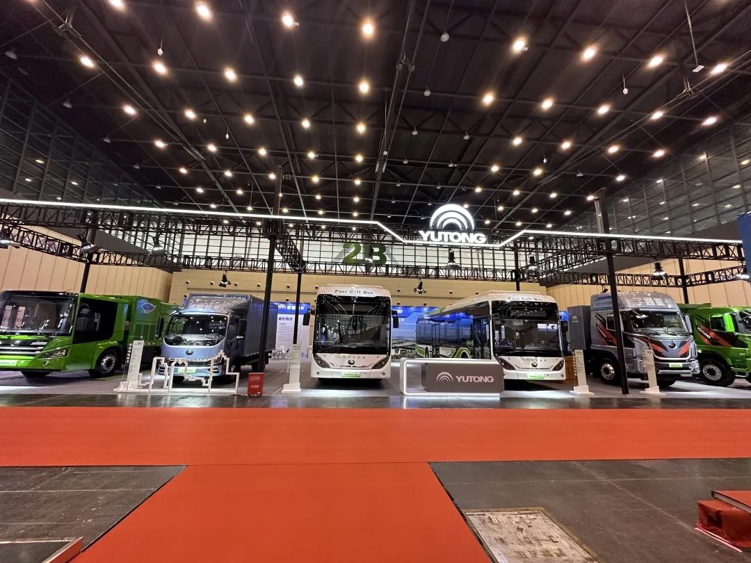 “氫”裝上陣!宇通環(huán)衛(wèi)氫燃料車亮相鄭州新能源汽車展1.jpg