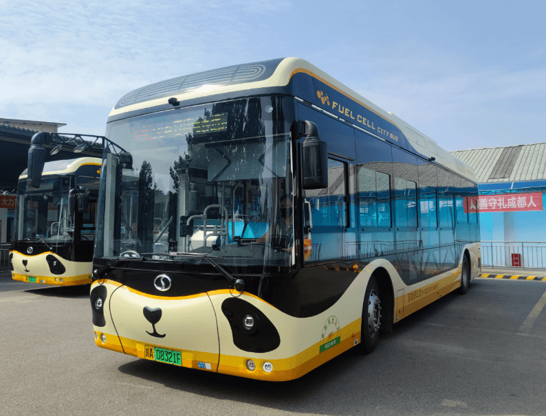 首批30輛!新研氫能為成都“熊貓”公交車裝上氫能心臟.png