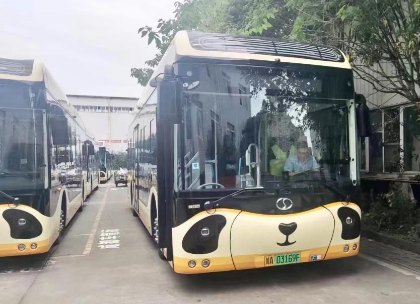 安裝新研氫能“心臟”的“熊貓”公交車將成為新都區街頭新名片.jpg