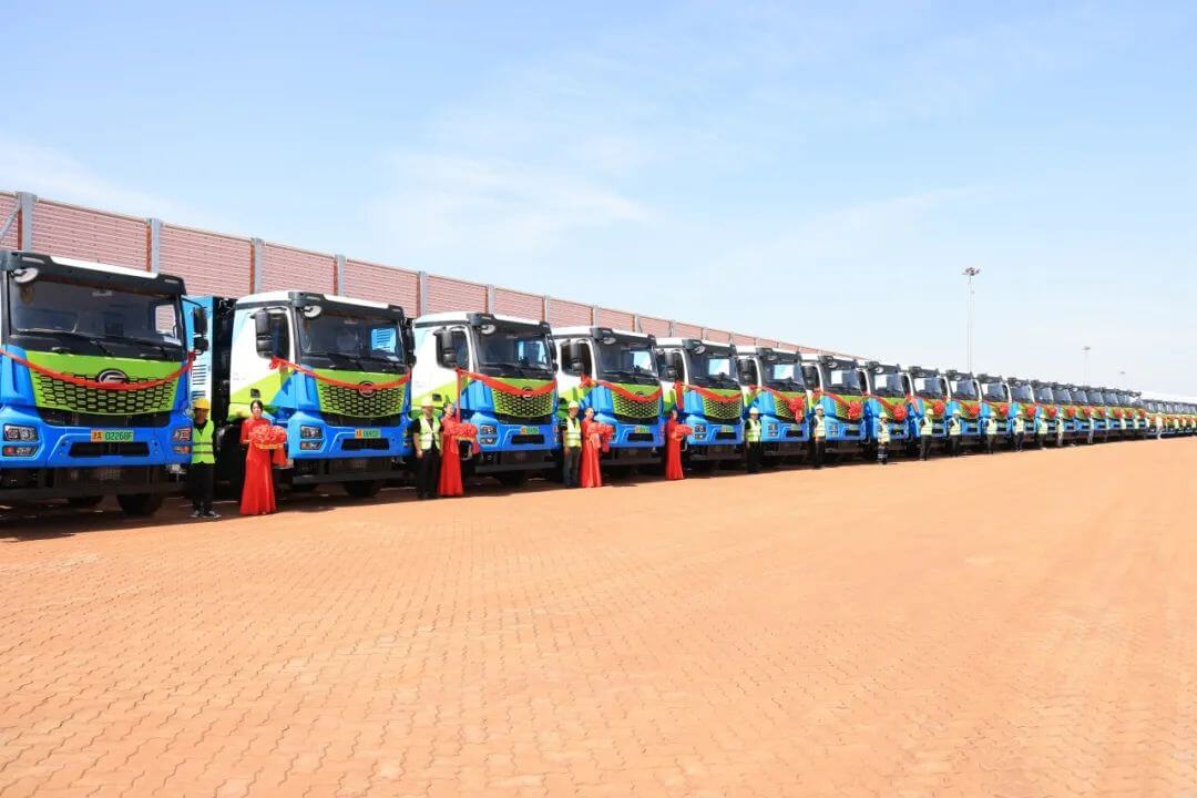 國鴻氫能配套!86輛重卡再次交付榮程集團-1.jpg