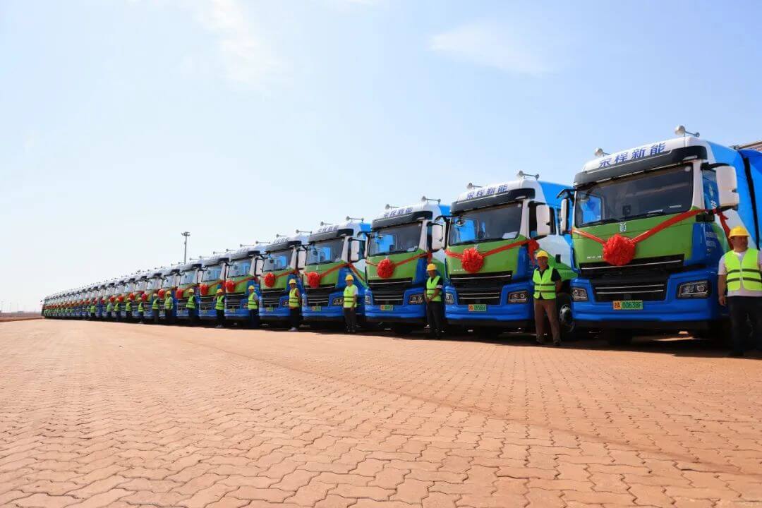國鴻氫能配套!86輛重卡再次交付榮程集團.jpg