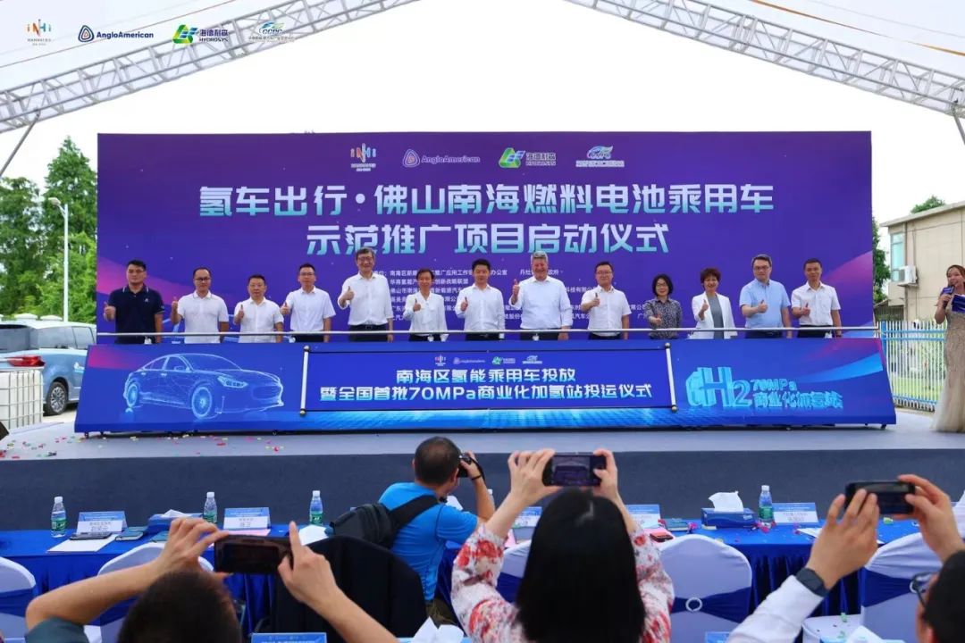 搭載捷氫科技產品的燃料電池商務車在南海啟動示范運營.jpg