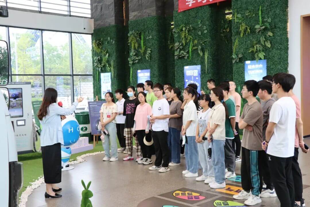 鄭州大學材料學院師生走進氫沄新能源參觀交流.jpg