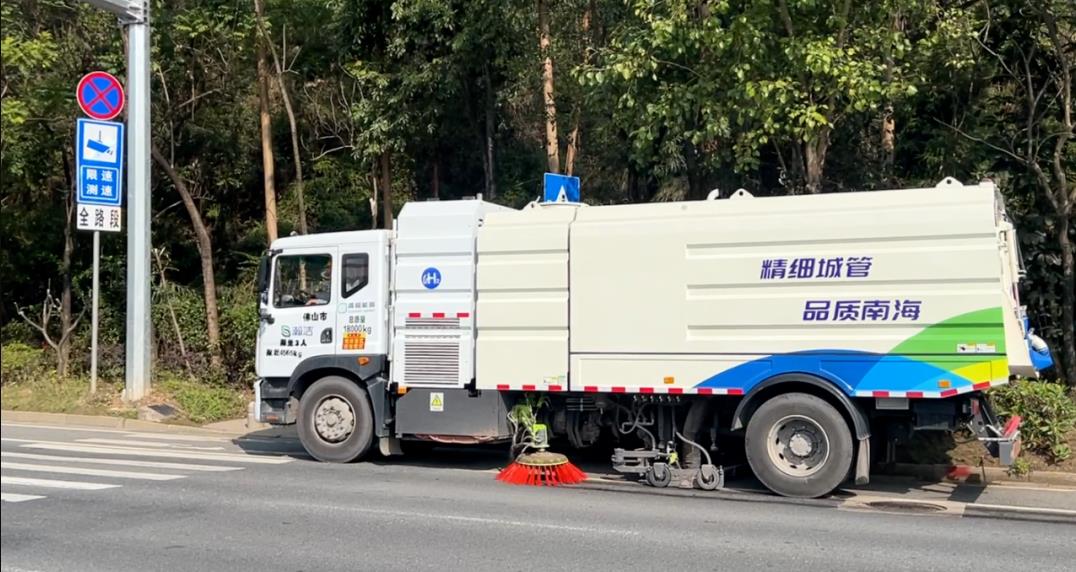 搭載清極能源動(dòng)力系統(tǒng)的市政環(huán)衛(wèi)洗掃車(chē).jpg