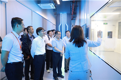 參觀燃料電池膜技術(shù)實(shí)驗(yàn)室.jpg