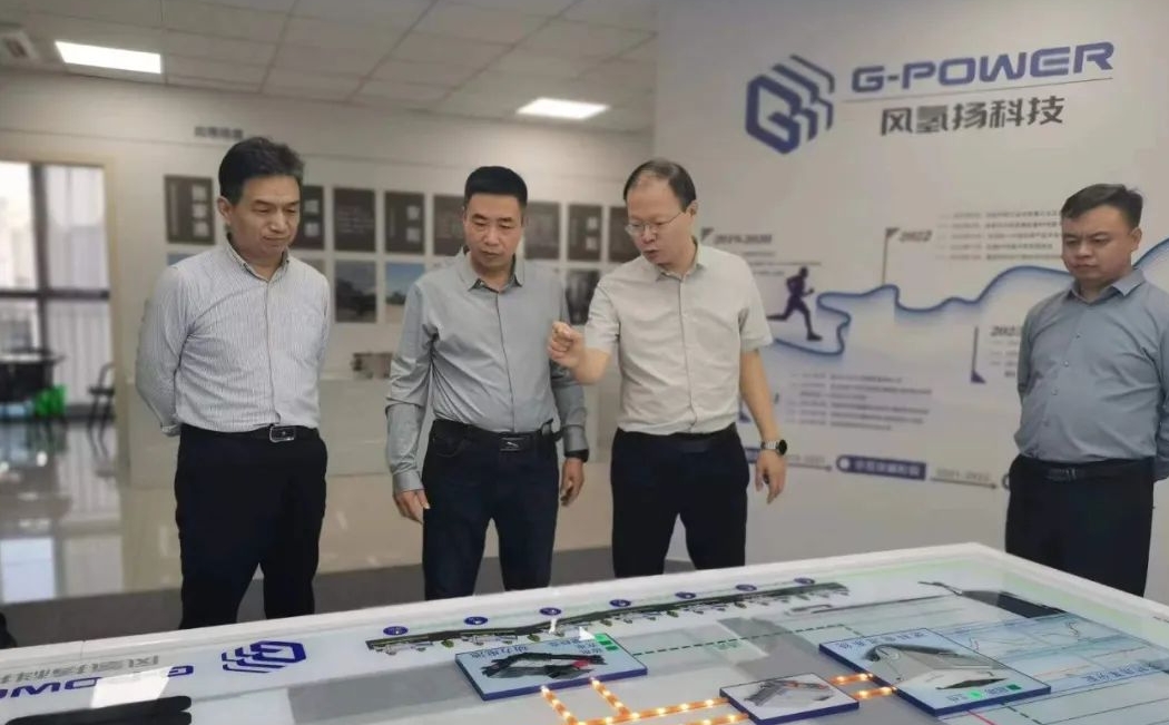 新疆準(zhǔn)東開發(fā)區(qū)管委會副主任王冬生一行到訪風(fēng)氫揚科技1.jpg