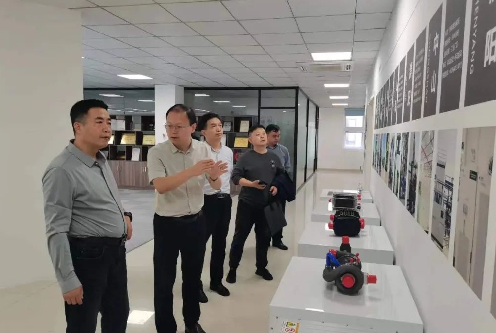 新疆準(zhǔn)東開發(fā)區(qū)管委會副主任王冬生一行到訪風(fēng)氫揚科技2.jpg