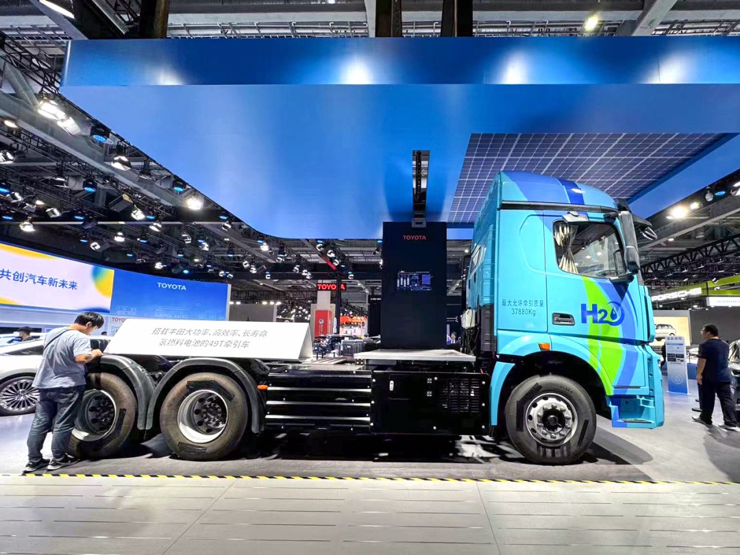 全球首臺更換式儲氫系統(tǒng)燃料電池重卡亮相第六屆進(jìn)博會1.jpg