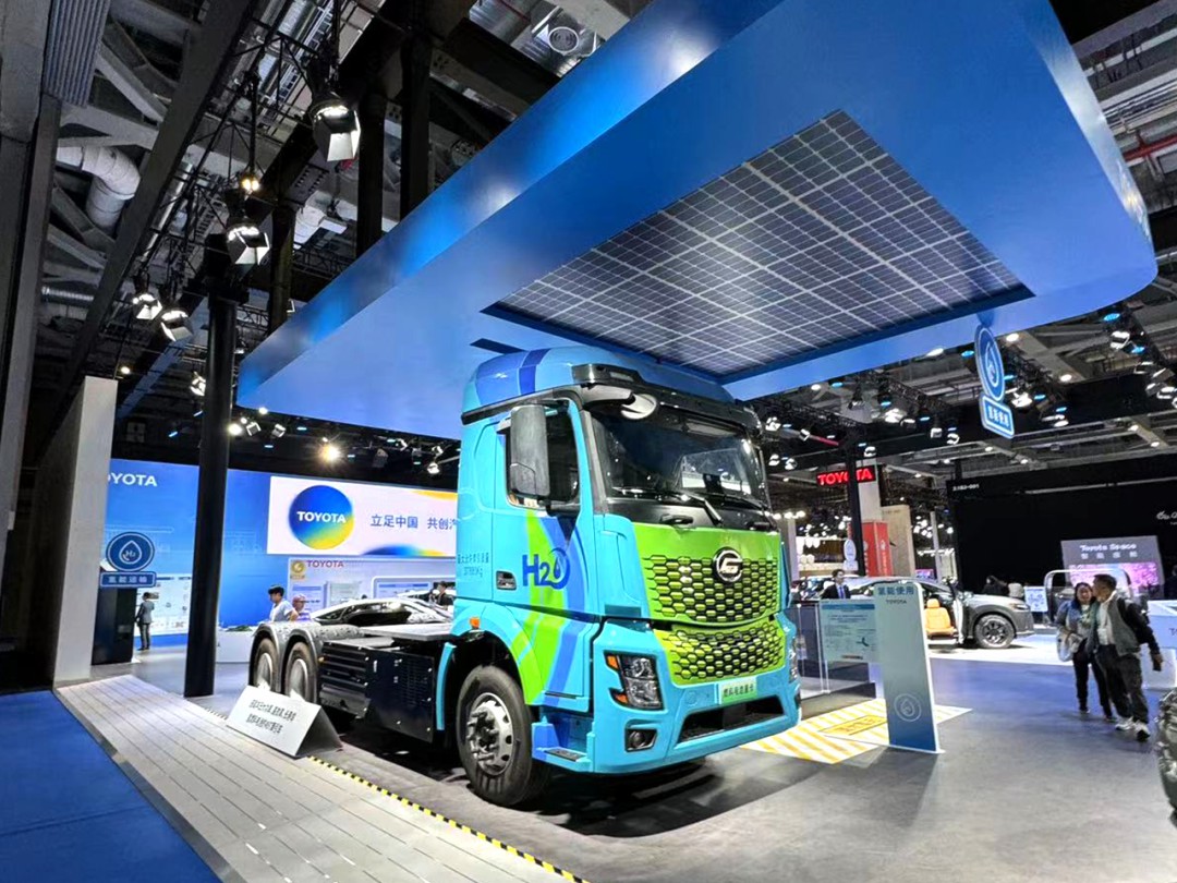 全球首臺更換式儲氫系統(tǒng)燃料電池重卡亮相第六屆進(jìn)博會2.jpg